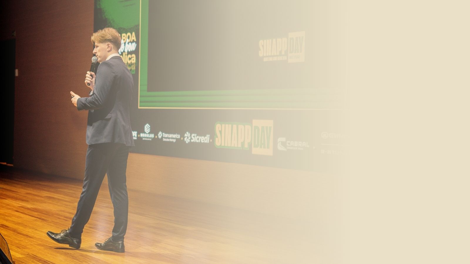 Carlos Daniel palestrando em um evento empresarial